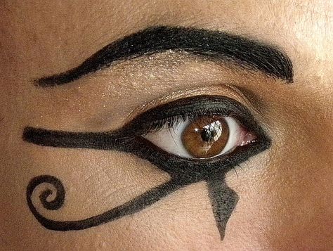 Makeup - For Halloween  Eye of Ra. by hayworth1981, via Flickr Cleopatra Make-up, Ancient Egyptian Makeup, Egyptian Make Up, Mummy Makeup, Egypt Makeup, Egyptian Eye Makeup, Egypt Costume, Cleopatra Makeup, Egyptian Halloween