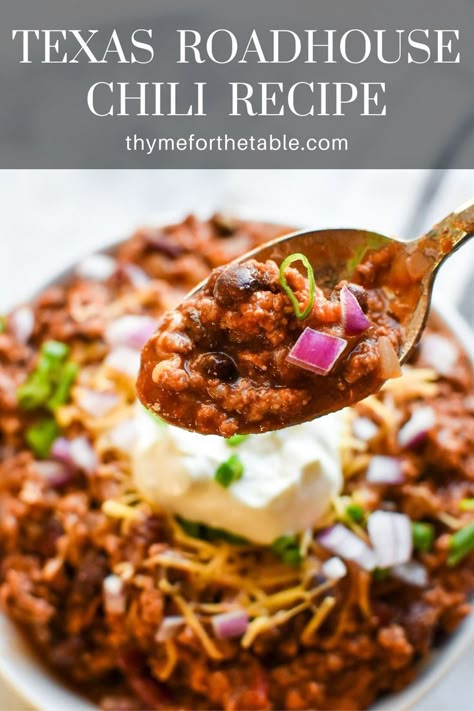 A spoon holding a bite of chili over a bowl of chili with the text: Texas Roadhouse chili recipe. Chilli Beans Recipe Homemade Chili, Best Chili Without Beans, The Best Texas Chili Recipe, Chili Recipe With Ranch Seasoning, Bbq Chilli Recipe, Mild Chilli Recipe, Emeril Lagasse Chili Recipe, Chili Texas Style, Chili With No Beans Crockpot