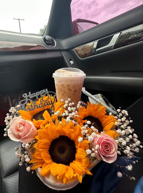 Flower Birthday Gift Ideas, Flowers Bouquet Gift Best Friend, Starbucks Bouquet Gift Ideas, Starbucks Flower Tray, Flower Arrangements For Girlfriend, Birthday Flower Box Ideas, Bday Basket Ideas For Her, Starbucks With Flowers, How To Make A Coffee Bouquet