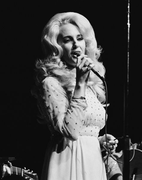 Tammy Wynette (born: May 5, 1942 Tremont, MS, USA - April 6, 1998, Nashville, TN, USA) was an American country singer, songwriter and guitarist. Se was one of country music's best-known artists and biggest-selling female singers. Wynette was called the "First Lady of Country Music". Her best-known song, "Stand by Your Man"  is one of the best-selling hit singles by a woman in the history of country music. Tammy Wynette Hair, Tammy Wynette Style, Tammy Wynette, Best Country Singers, Country Music Songs, 1960s Music, Country Music Videos, Country Singer, George Jones