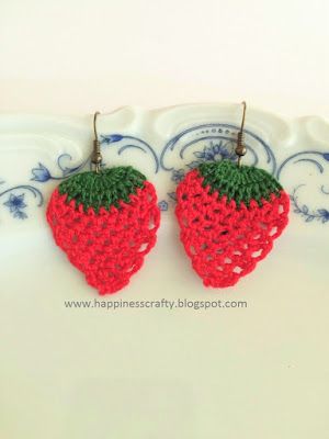 Crochet Strawberry Earrings ~ FREE Pattern Crochet Strawberry Applique, Crochet Strawberry Earrings, Strawberry Crochet, Crocheted Jewelry, Crochet Jewlery, Strawberry Earrings, Creeper Minecraft, Crochet Strawberry, Crochet Geek