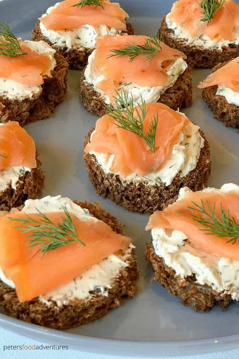 Smoked Salmon Canapes Appetizers, Russian Appetizers Parties, Smoked Salmon Apps, Easy Smoked Salmon Appetizer, Smoked Salmon Cream Cheese Appetizer, Fish Finger Food, Salmon Snacks Appetizers, Smoked Salmon Appetizers For Party, Russian Party Food