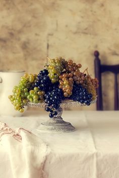 Tuscan Table, Ingredients Photography, Autumn November, Fruit Centerpieces, Dessert Photography, Easter Bread, Italian Table, Grape Bunch, French Cooking