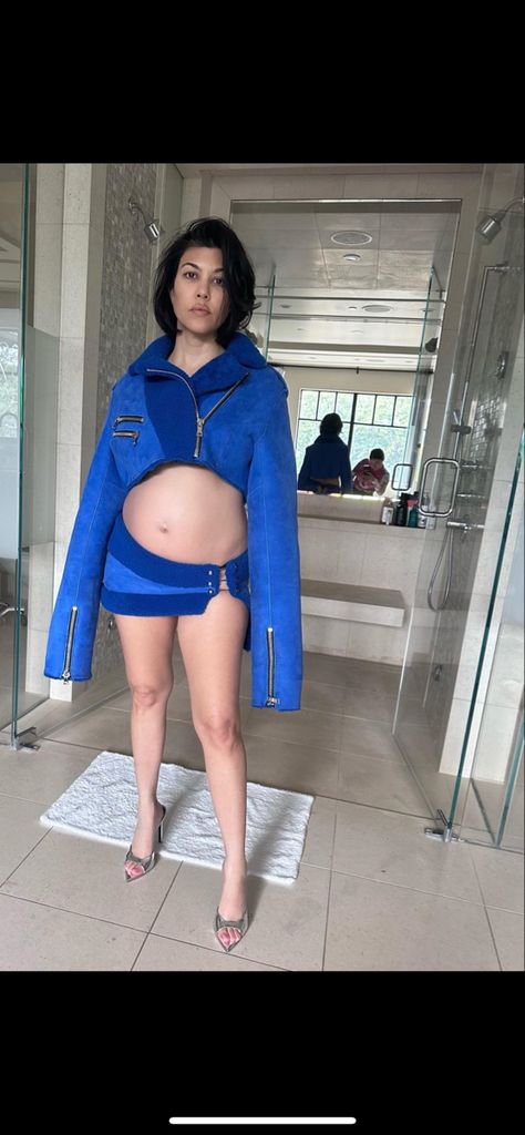 Kourtney Kardashian Pregnant, Kardashian Pregnant, Blink 182 Concert, Kardashian Show, Kourtney Kardashian Style, Kloe Kardashian, Bump Photos, Expecting A Baby, Kardashian Family