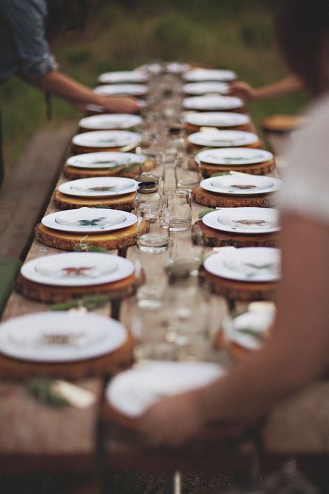 Inexpensive plate chargers - slabs of wood to create a rustic feel Table Chargers, Wood Chargers, Gathering Table, Birthday Kids, Charger Plate, Long Table, White Plates, Wood Slices, Colorado Wedding