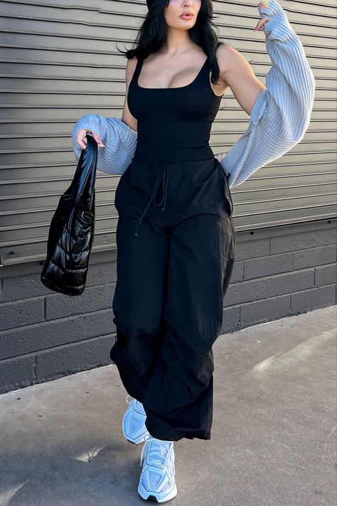 This is a photo of a fashion influencer wearing black cargo pants a black bodysuit from amazon and holding a black puffer bag Cargo Pants Casual Outfit, Outfit Cargo Pants, Pants Casual Outfit, Outfit Ideas Street Style, Shell Suit, Casual Outfit Ideas, Cargo Pants Outfit, Pants Casual, Chic Fashion