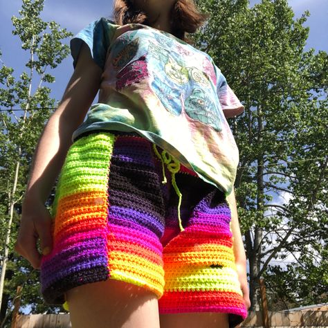 Crochet Shorts With Pockets, Crochet Rave, Neon Crochet, Rave Shorts, Crochet Geek, Crochet Shorts, Crochet Inspiration, Shorts With Pockets, Crochet Clothes