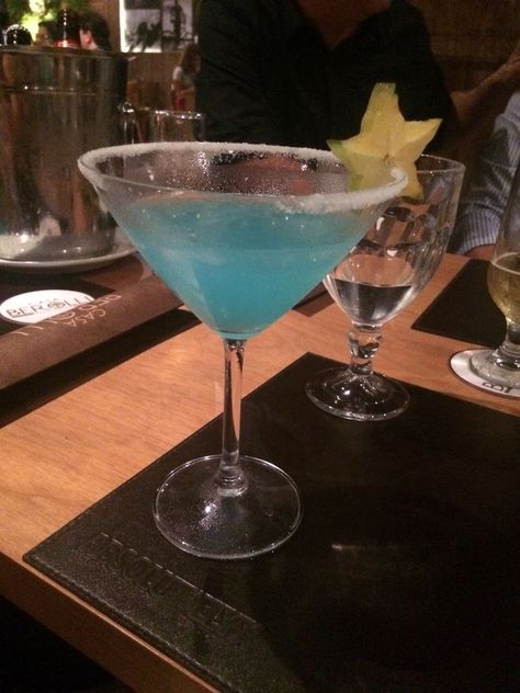 Pisces Party, Blue Alcoholic Drinks, Barista Aesthetic, Club Aesthetics, Food Esthetics, Pisces Energy, Pretty Alcoholic Drinks, Fancy Drinks, Vanilla Coffee