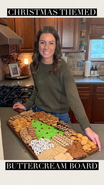 Buttercream Board Christmas, Christmas Buttercream Board, Buttercream Charcuterie Board, Buttercream Board Ideas, Buttercream Boards, Christmas Dessert Board, Appetizer Desserts, Buttercream Board, Party Boards