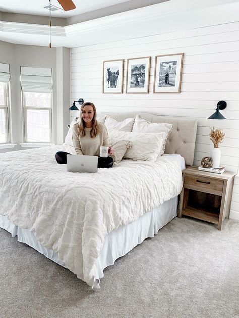 Master Bedrooms Shiplap Wall, White Shiplap Bedroom, Coastal Shiplap, White Rustic Bedroom, Shiplap Bedroom, Teen Bedroom Ideas, Chic Bedrooms, Feature Wall Bedroom, Bedroom Couch