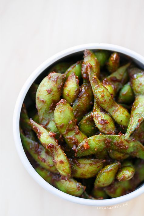 Spicy Edamame, Edamame Recipe, Edamame Recipes, Vegan Side Dishes, Vegan Appetizers, Chili Flakes, Healthy Appetizers, Healthy Side Dishes, Meatless Meals