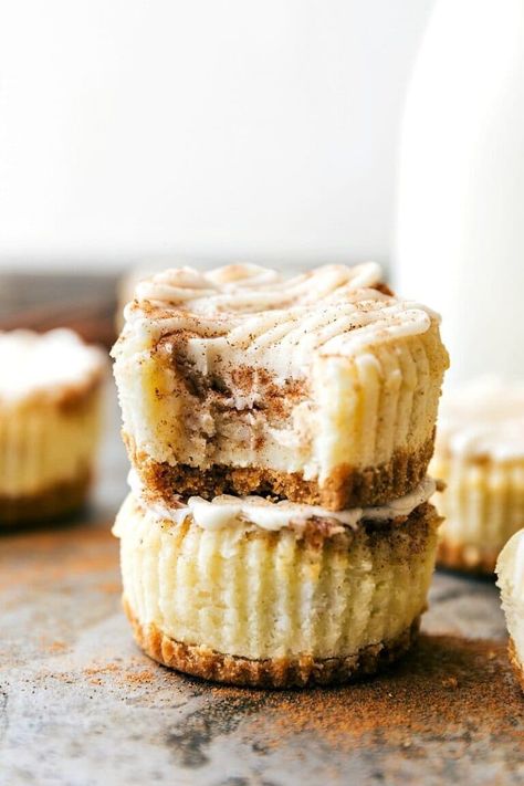 Miniature Cinnamon Roll Cheesecakes - Chelsea's Messy Apron Cinnamon Cheesecake, Sugar Cookie Cups, Cinnamon Roll Cheesecake, Mini Cheesecake Recipes, Cream Cheese Topping, Cheese Topping, Cheesecake Bites, Mini Cheesecakes, Cinnamon Buns