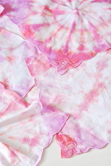 Tie Dye Napkins, Thrift Store Home Decor, Vintage Cloth Napkins, Diy Tie Dye, Creative School Project Ideas, Thrift Store Decor, Tie Dye Kit, Gorgeous Centerpieces, Diy Tie