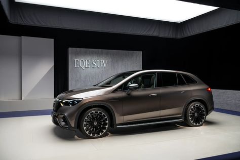 Mercedes EQE e-SUV brings up to 340 miles or 677 hp of AMG power Digital Dashboard, Electric Suv, Suv Models, New Suv, New Mercedes, Bring Up, Alloy Wheel, Sound System, Electric Cars