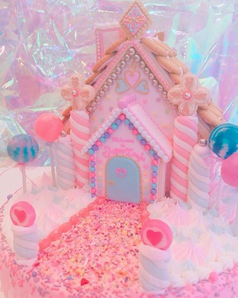 gingerbread house pinned by www.gingerbreadjournal.com Pastel Desserts, Cute Aesthetics, Kawaii Dessert, Candy House, Rainbow Food, Kawaii Room, Kawaii Food, Cute Desserts, Pastel Rainbow