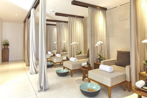 Divisórias em tecidos; Cores claras; Luz baixa; Spa Interior Design Luxury, Deco Spa, Massage Room Design, Salon Interior Design Ideas, Massage Room Decor, Beauty Salon Interior Design, Nail Salon Interior Design, Nail Salon Interior, Antipolo