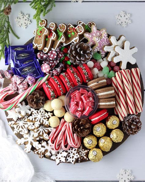 Holiday Platters, Dessert Platter, Christmas Entertaining, Christmas Brunch, Christmas Sweets, Xmas Food, Snacks Für Party, Christmas Party Food, Christmas Snacks