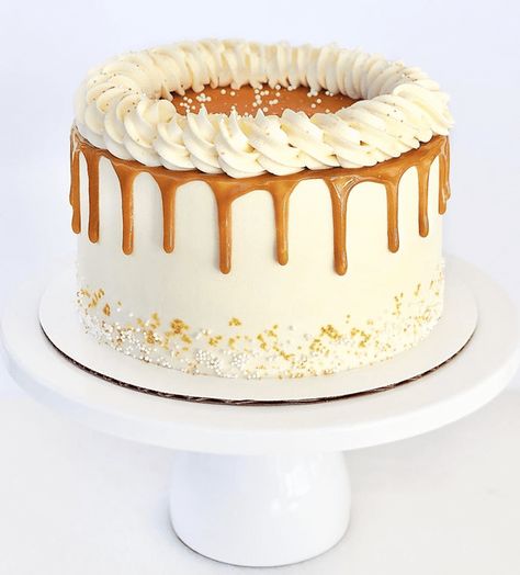 Caramel Cake Design, Caramel Cake Decoration, Cake Recipe For Decorating, Caramel Drip Cake, Chocolate Covered Strawberry Cake, Birthday Cheesecake, Chocolate Caramel Cake, Bolo Red Velvet, Butterscotch Cake