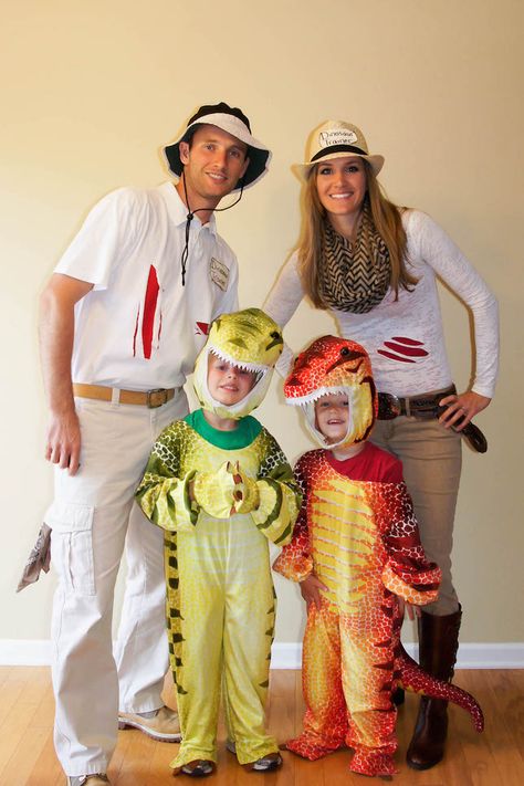 Loving these dinosaur + trainer Halloween costumes. Costume Dinosaure, Easy College Halloween Costumes, Dinosaur Family, Dinosaur Halloween Costume, Dinosaur Halloween, Costumes For Halloween, Halloween Costumes For 3, Diy Kostüm, Dinosaur Costume