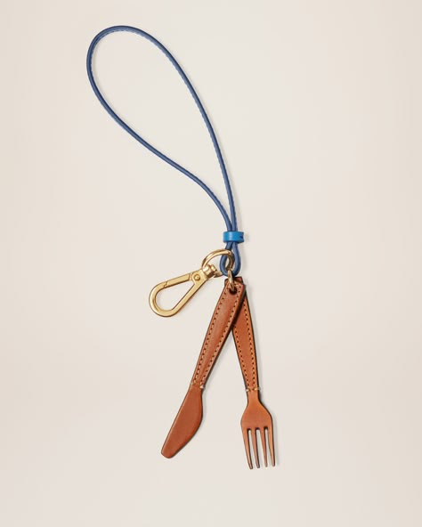 LE PORTE CLE COUVERTS Bag Charm Ideas, Leather Keychain Diy, Charm Ideas, Hang Tag Design, Horse Pattern, Ring Bag, Bag Charms, Diy Keychain, Tag Design