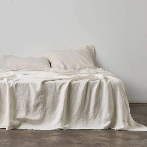 Abigail Shea's Must-Haves - Decor Maine Linen Valances, Linen Bed Cover, Linen Bedspread, Linen Bed, Bed Quilt Cover, White Linen Bedding, Fibre And Fabric, Bedding Stores, Linen Duvet Covers