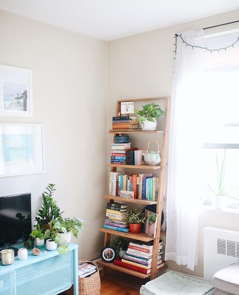 Arranging Bookshelves, Small House Organization, Shared Girls Room, Home Bookshelves, Summer Living Room, House Organization, Ladder Bookshelf, Zen Room, Deco Originale