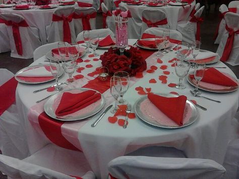 Pink and red wedding decor Red Pink And White Quince, Pink And Red Wedding Theme Receptions, Manor Ballroom, Navy Party Themes, Pink Party Tables, Red Wedding Decor, Red Table Settings, Valentine Banquet, Church Valentines