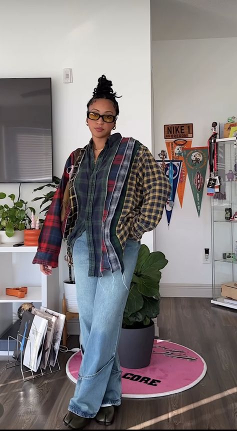 Femme Tomboy Fashion Winter, Christmas Sweater Outfit Black Women, Jackie Hill Perry Style, Flannel Outfits Black Women, Layered Sweatshirt Outfit, Flannel Outfits For Women, Flannel Outfit Ideas, Curvy Street Style, Flannel Outfits