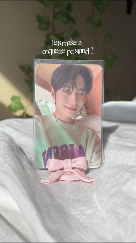 cute coquette photocard stand tutorial, polymer clay, artist, kpop, jiwoong zb1, desk accessories, photo holder, crafts, pink Diy Photo Holder, Diy Crafts Keychain, Tutorial Polymer Clay, Diy Photo Book, Diy Crafts Bookmarks, Clay Artist, Kpop Diy, Cute Coquette, Tanah Liat