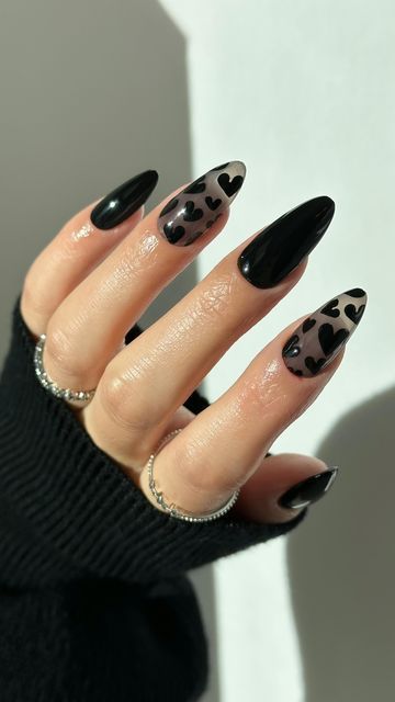 Simple Snake Nails, Artist Nails Design, Dark Themed Nails, Girly Black Nails, Punk Valentines Nails, Valentines Goth Nails, Valentines Nails Dark, Grunge Valentines Nails, Valentines Day Nails Dark