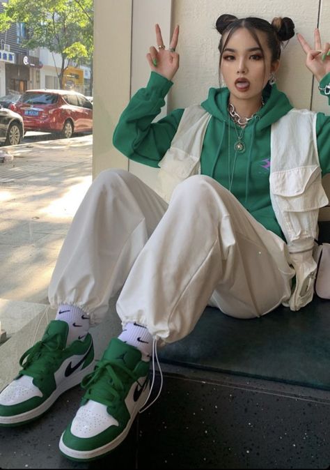 Colourful Tomboy Outfits, Colorful Streetwear Outfits, Urban Street Wear Women, Green And White Outfit Ideas, Streetwear Fashion Green, Street Wear Woman, White And Green Outfit, Drip Outfits Women, Street Wear Women