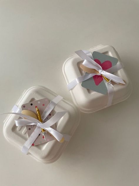 Bento Cake Packaging, Deserts Cupcakes, Bakery Packaging Design, Mini Torte, Tiny Cakes, Catering Desserts, Mini Tortillas, Snack Shop, Mini Cakes Birthday