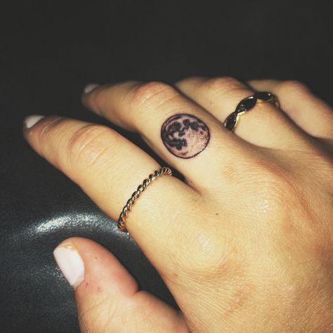 Moon tattoo Full Moon Finger Tattoo, Moon Finger Tattoo, Geometric Wolf Tattoo, Tattoo Finger, Simple Tattoos For Women, Tattoo Moon, Wolf Tattoo Sleeve, Finger Tats, Tattoo Quotes For Women