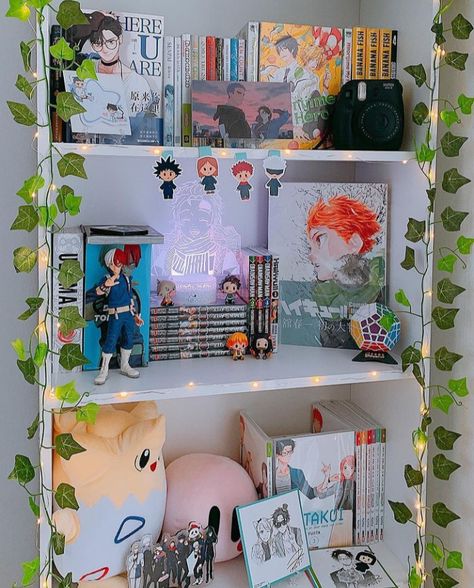 Loft Bed Anime Room, Small Manga Shelf, Anime Decor Ideas, Cool Gamer Room, Geek Room Ideas, Office Gaming Setup, Anime Room Ideas, Ideas For Small Home, Anime Rooms