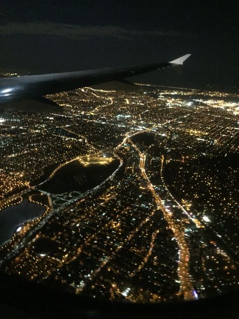 Late night flight lights Late Night Flight Aesthetic, Late Night Airport Aesthetic, Late Night Airplane, 777 Vibes, Travel Aestethic, Late Night Flight, Plane Aesthetic, Night Window, Airplane Wallpaper