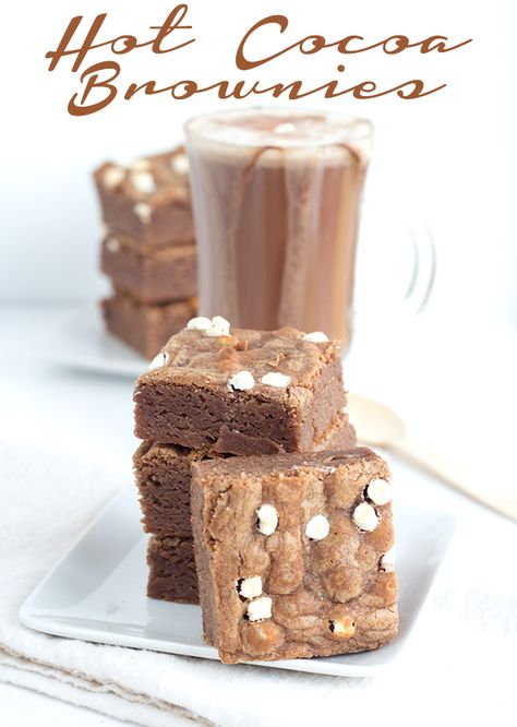 Hot Cocoa Brownies - chewy brownies packed full of hot cocoa and tiny marshmallows bits! Hot Cocoa Brownies, Easy Cocoa Brownies, Brownies Chewy, Hot Chocolate Brownies, Yummy Things To Bake, Breakfast Dessert Recipes, Easy Smores, Cocoa Brownies, How To Make Brownies