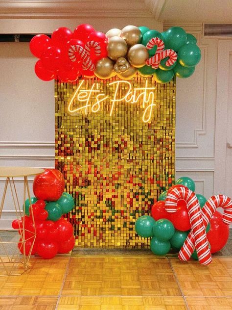 Christmas Garland Balloons, Friendmas Party Decorations, Posada Navidena, Christmas Party Backdrop Ideas, Simple Christmas Backdrop, Corporate Holiday Party Decorations, Christmas Party Photo Backdrop, Christmas Balloon Backdrop, Christmas Backdrops For Photos