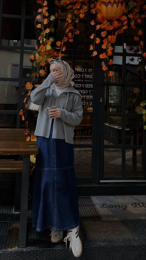 #hijab #hijabstyle #autumn #denimskirt #hijabtutorial Japan Hijab Outfit, Autumn Outfits Modest, Muslim Skirt Outfit, Autumn Hijabi Outfits, Hijab Autumn Outfits, Autumn Outfits Hijab, Hijabi Autumn Outfits, Skirt Hijab Outfit, Outfit Ideas Muslim