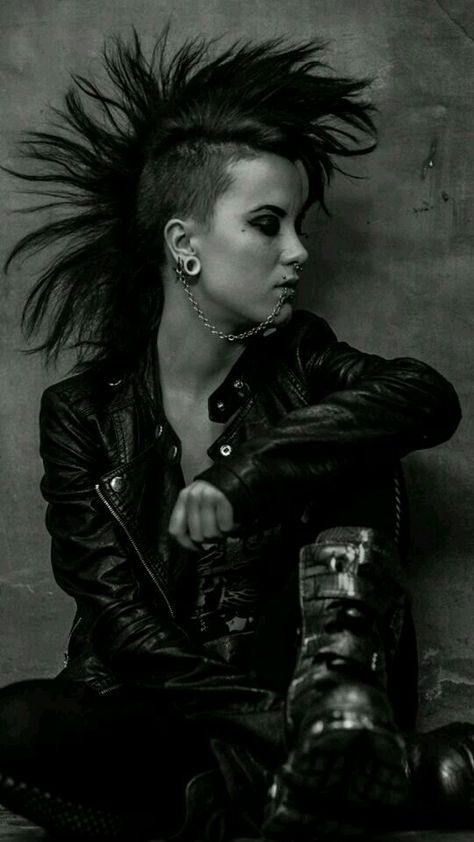 PUNK GIRL Chicas Punk Rock, Punk Rock Girls, Sup Girl, Chica Punk, Gothic Mode, Punk Culture, Punk Pins, Kelly Osbourne, Punk Aesthetic