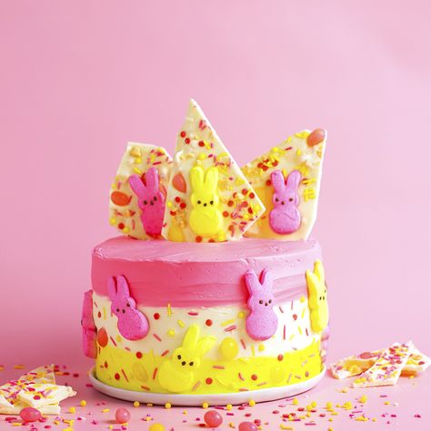 We got together with @peepsbrand and couldn't help but dream of the spring-y, colorful days ahead 💐☀️ We have quite a few PEEP-tastic treats to share with you over the next few weeks to get you in a springtime mood. To kick things off, why not grab some PEEPS and bake this Strawberry Lemonade Bark Cake? 🐇🐣 Nothing beats the colors and flavors of this cake! Find the d(eats) linked here! Strawberry Lemonade Cake Recipe, Strawberry Bark, Lemonade Cake Recipe, Bark Cake, Bunnies White, Marshmallow Bunnies, Yummy Easter Desserts, Strawberry Lemonade Cake, Peeps Cake