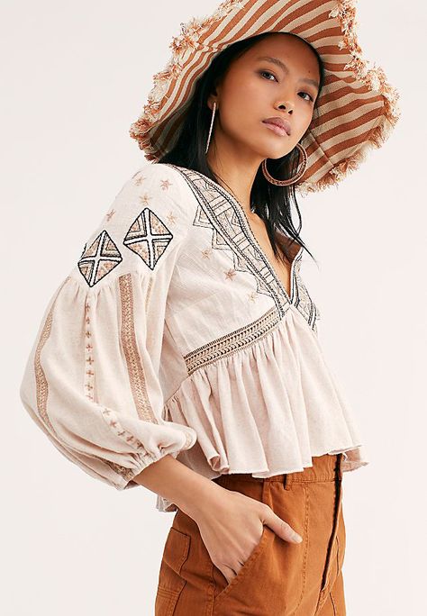 Beautiful boho top | bohemian peasant top | casual-chic | boho-chic ... Artsy Clothes, Neat Clothes, Dramatic Sleeves, Bohemian Top, Boho Style Outfits, Boho Fashion Bohemian, Bohemian Tops, Free People Clothing, Shirt Dress Style