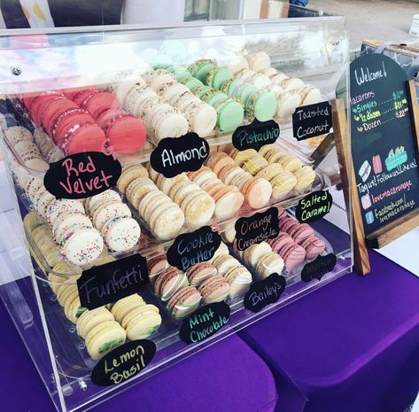 Macaron Stand Display, Macaron Display Ideas Presentation, Macaron Display Ideas, Macaroons Display, Brownie Business, Vendor Setup, Macaron Display, Macaron Stand, Food Stand Design