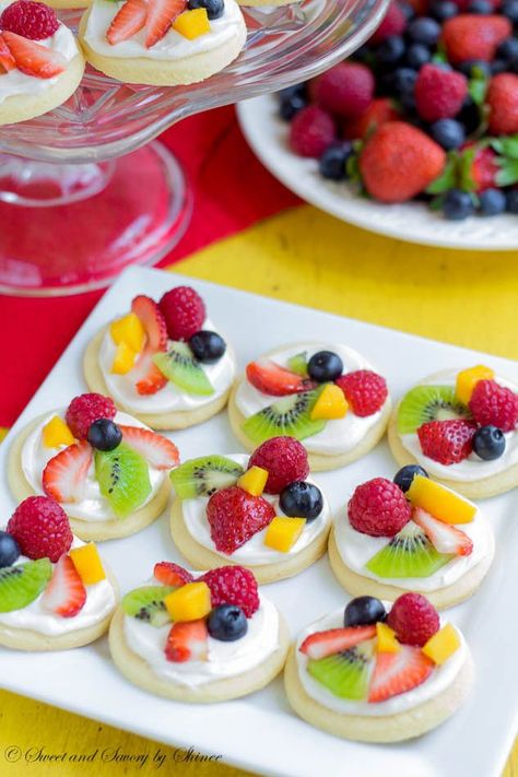 Great Ideas — 20 Homemade Mother’s Day Brunch Ideas! Pizza Cookies, Mini Fruit Pizzas, Baby Shower Snacks, Fruit Pizza Recipe, Cake Ball, Fingerfood Party, Toddler Birthday Party, Free Fruit, Soft Sugar Cookies