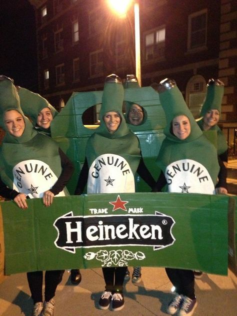 A six-pack. | 32 Ridiculously Clever Group Halloween Costumes Beer Halloween Costumes, Funny Group Costumes, Funny Group Halloween Costumes, Karneval Diy, Carnaval Costume, Fairy Halloween Costumes, Food Costumes, Halloween Costumes Friends, Group Costumes