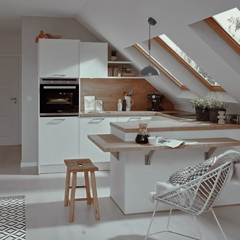 Attic Kitchen Ideas, Küchen In U Form, Attic Kitchen, Attic Loft, Loft Kitchen, Small Apartment Interior, Attic Apartment, Loft Interiors, Attic Remodel