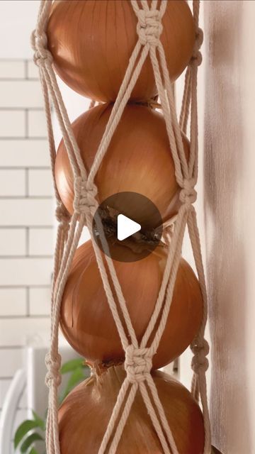 897K views · 84K likes | Breanna Ellis on Instagram: "How cute did this onion hanger turn out?! 🧅   #onions #smallkitchen #diy #macrame #onionharvest #homecooking #homemaking #makeyourown #growyourown" Macrame Onion Bag Diy, Macrame Onion Holder Diy Tutorial, Onion Hanger, Macrame Onion Holder Diy, Macrame Onion Holder, Macrame Kitchen, Macrame Holder, Onion Holder, Hanger Diy