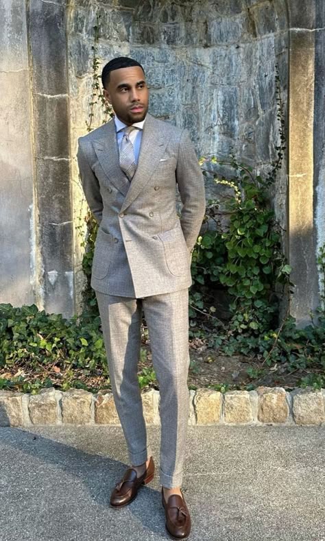 Best Suits For Black Men, Grey Suit Ideas For Men, Corporate Suits Men, Men Gray Suit Outfit, Grey Suit Men Combination, Gala Suits For Men, Black Men Suits Fashion, Men With Class Gentleman Style, Black Men In Suits