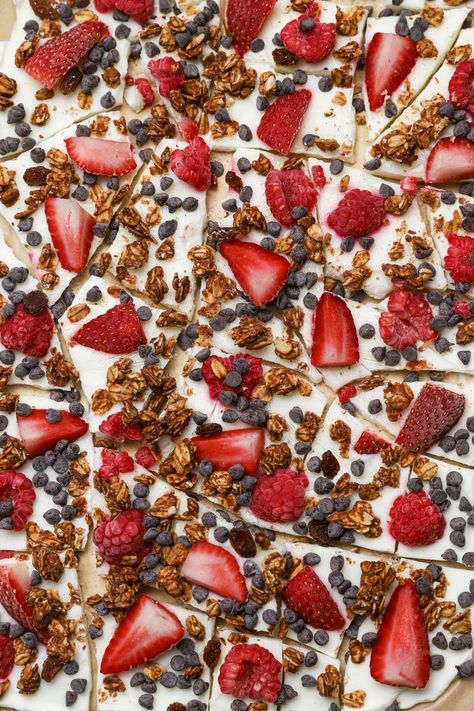 10-Minute Greek Yogurt Bark - Well Seasoned Studio Greek Yogurt Bark, Yogurt Bark Recipe, Greek Yogurt Breakfast, Frozen Greek Yogurt, Frozen Yogurt Bark, Greek Yogurt Flavors, Yogurt Snacks, Yogurt Dessert, Yogurt Bark