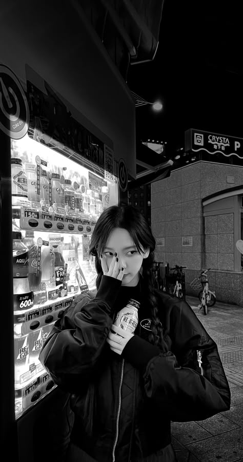 Karina Lockscreen Wallpaper, Karina Iphone Wallpaper, Karina Aespa Cool, Aespa Aesthetic Wallpapers, Karina Wallpaper Aespa, Aespa Karina Wallpapers, Wallpaper Iphone Kpop, Kpop Wallpaper Lockscreen, Karina Wallpaper