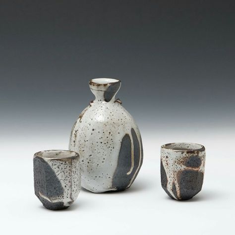 Sake bottle Lisa Hammond, Sake Bottle, Clay Cup, Sake Set, Ceramics Pottery Art, Black Clay, Ceramic Set, Ceramics Ideas Pottery, Japanese Pottery